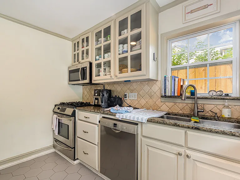 4220 Lovers Ln — Photo 10