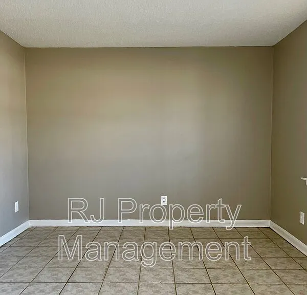 4211 Lansdowne Dr — Photo 3