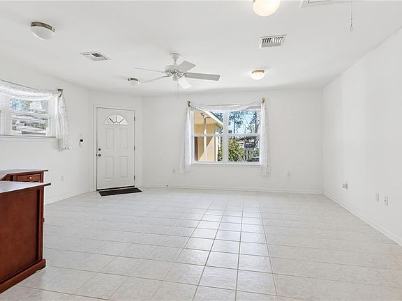 4th image of 9817 Hawthorne Ave