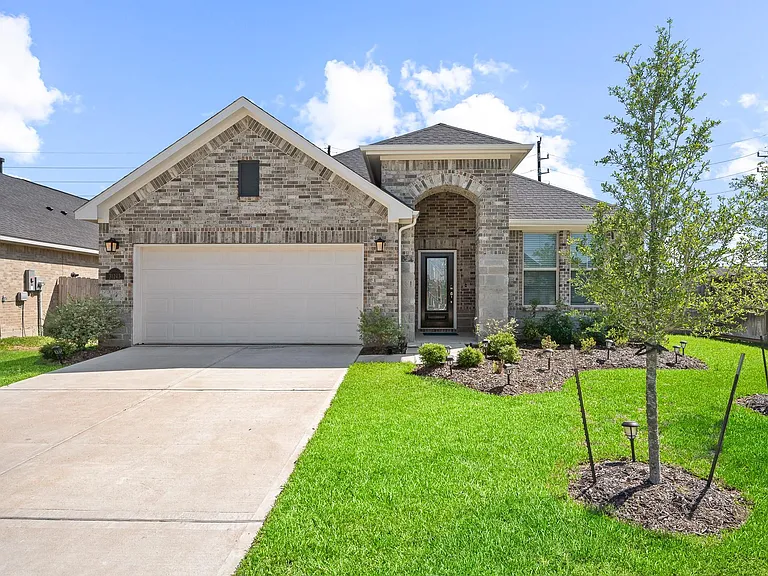 31243 Conover Dr — Photo 1