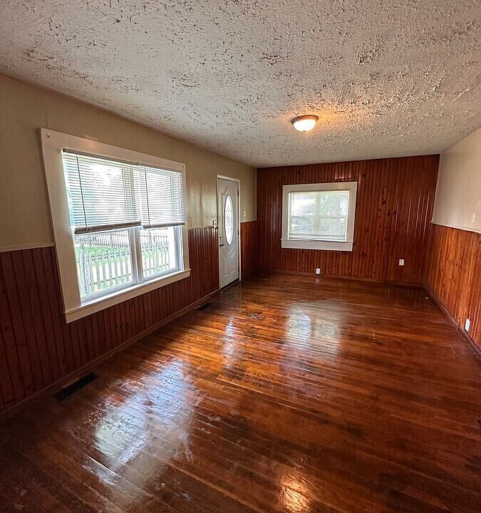 2nd image of 247 N 9th Ave
