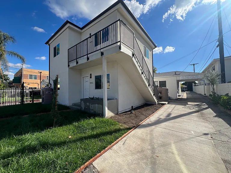 11616 Hamlin St — Photo 18