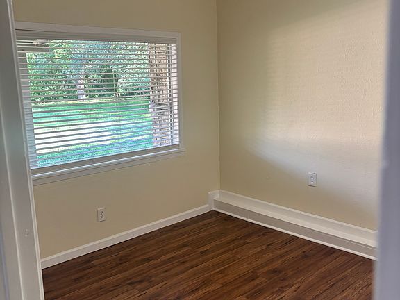 5th image of 1121 Park Center St