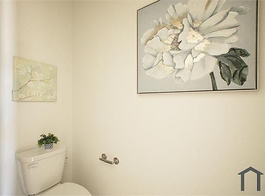 5th image of 904 N Olive Ave