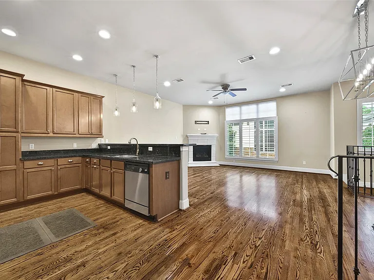 902 W 23rd St #B — Photo 12