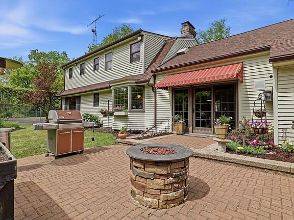 2nd image of 2541 Valley DRIVE