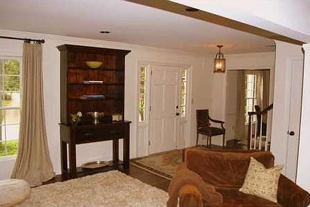 3rd image of 215 Hollyridge Way