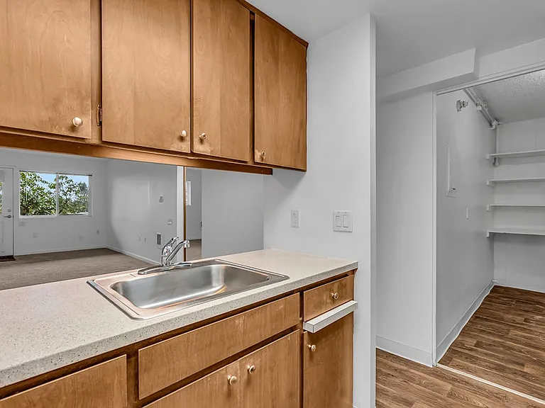 Kingcity Apartments — Photo 42