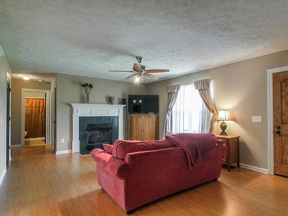 4th image of 216 Loxley Ln