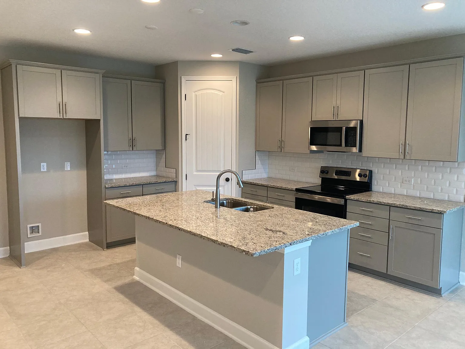 4 bed, 2600 sqft, $3,200 — Photo 4