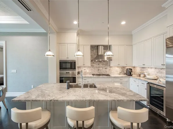 1000 Royal Court #1306, North Hills, NY 11040