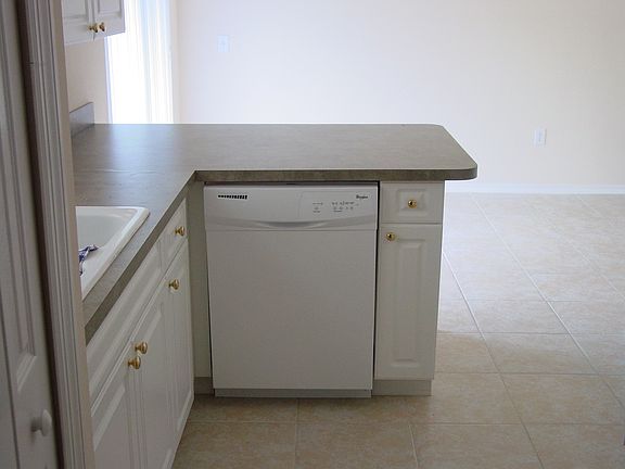 4th image of 844 Charles Ave