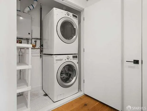 Full sized washer and dryer in unit on 1st level