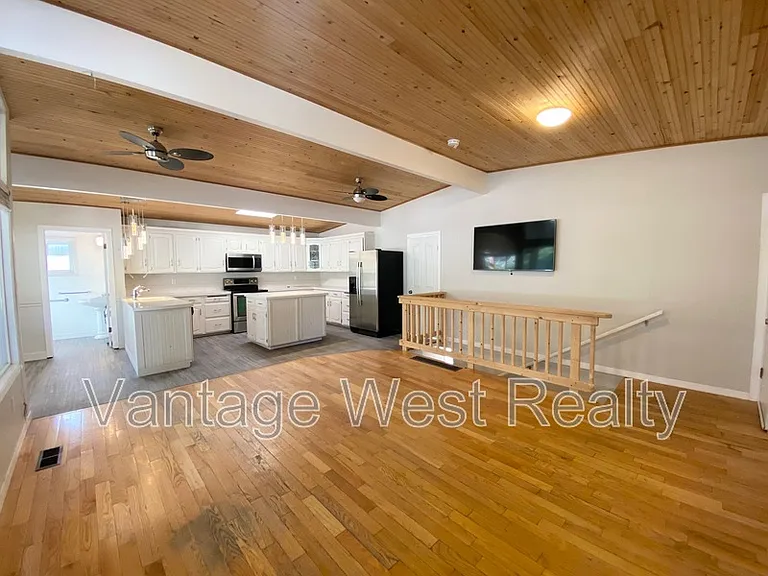 1319 Kelglen Cres #A — Photo 11