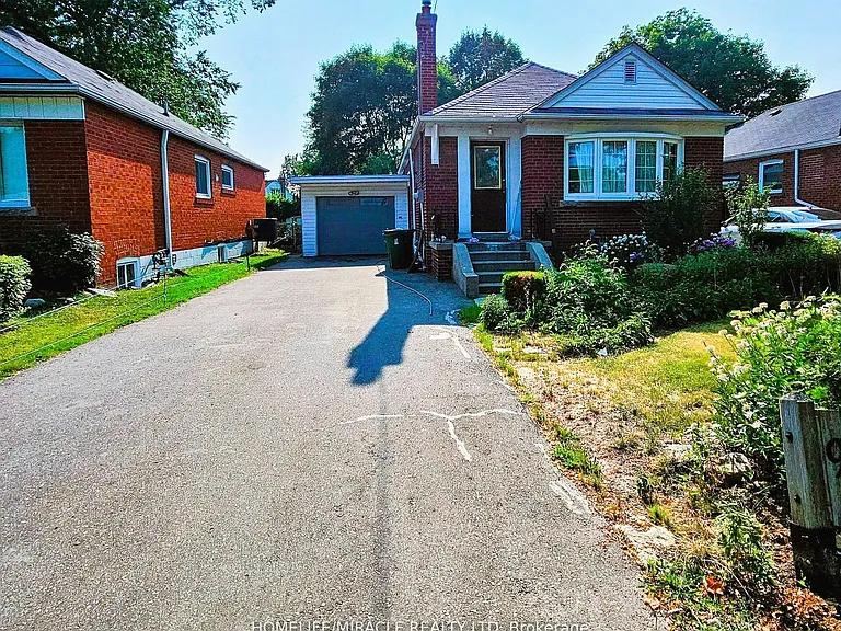 978 Pharmacy Ave #BASEMENT — Photo 2