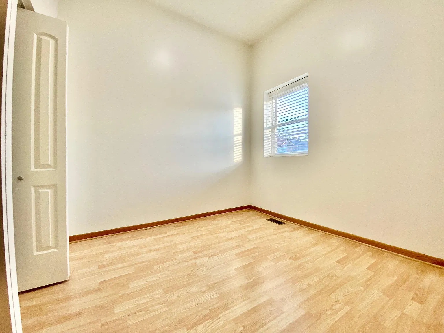 2 bed, 900 sqft, $1,590 — Photo 2