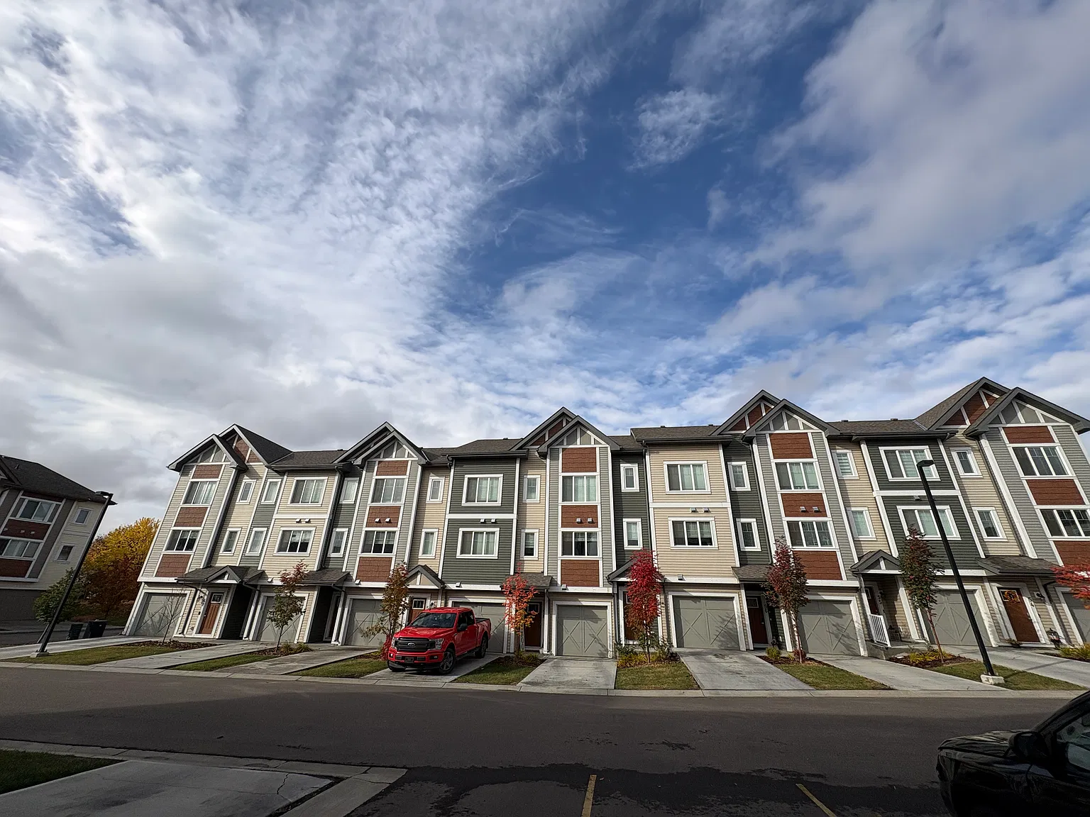 SF99 - Modern 2 Bedroom + Den 2.5 Bathroom Townhouse in Secord - 1 month FREE — Photo 3