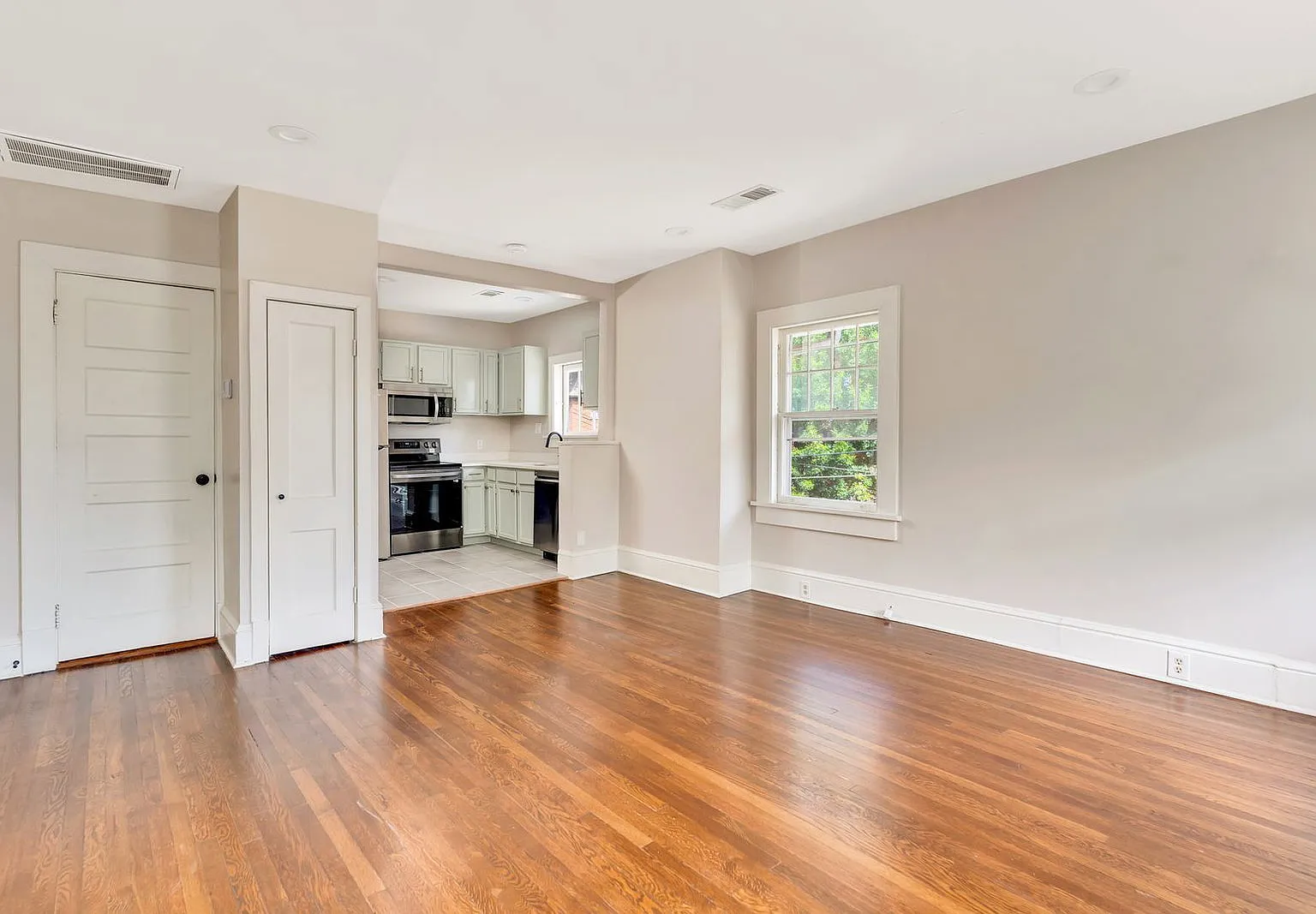 1 bed, 1.0 bath, 811 sqft, $1,225 — Photo 4