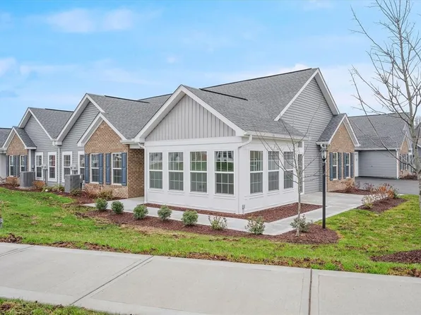 1040 Autumn Woods Dr, Evans City, PA 16033