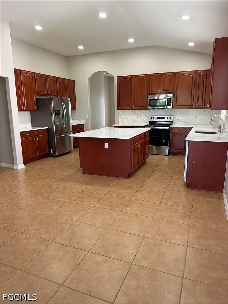 4 bed, 2.0 bath, 2203 sqft, $2,600 — Photo 4