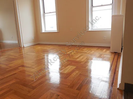 Rented by Zikos Realty Services | media 4