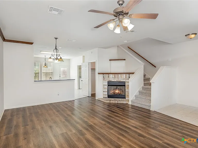 2215 Dry Creek Dr — Photo 2