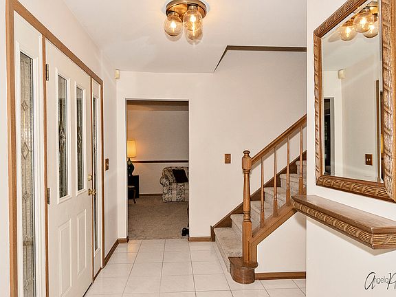 3rd image of 423 Farmhill Cir