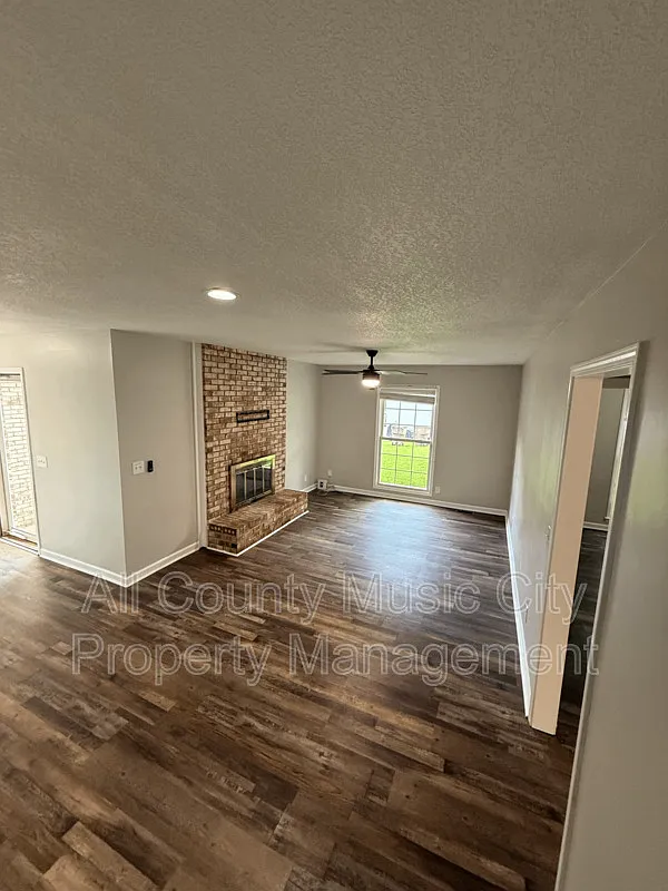3 bed, 2.0 bath, 1707 sqft, $2,125 — Photo 3