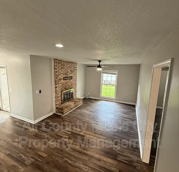 553 Owendale Dr — Photo 3