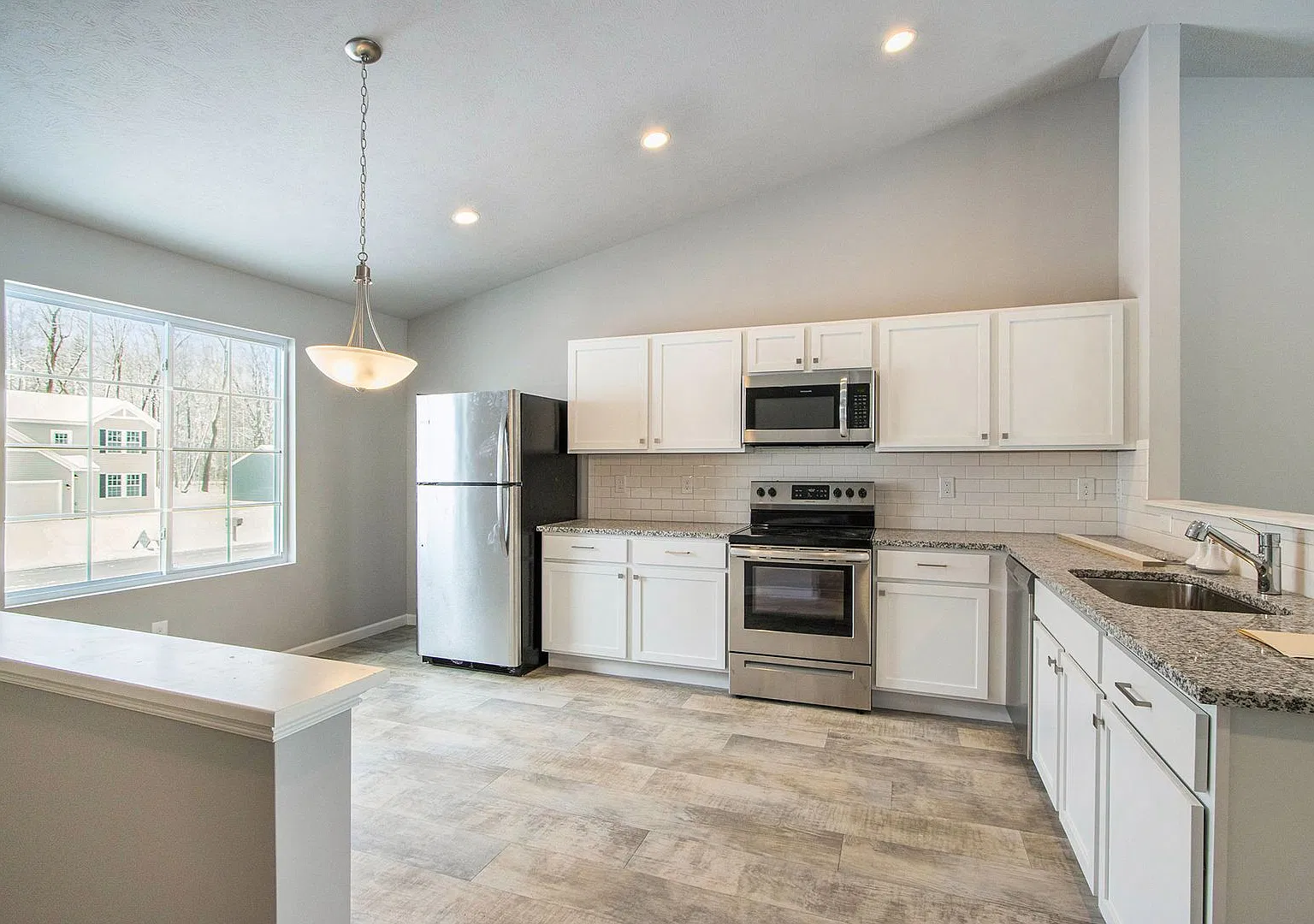 1 Month FREE Rent! Applied to Your First Full Month. Terms & Conditions Apply. — Photo 2