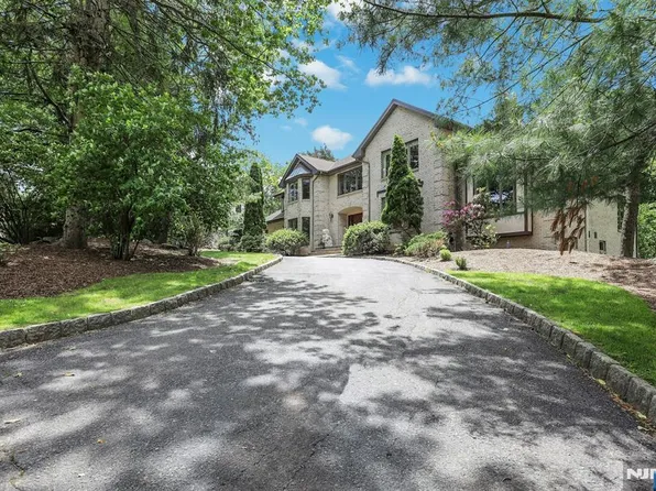 16 Loman Ct, Cresskill, NJ 07626