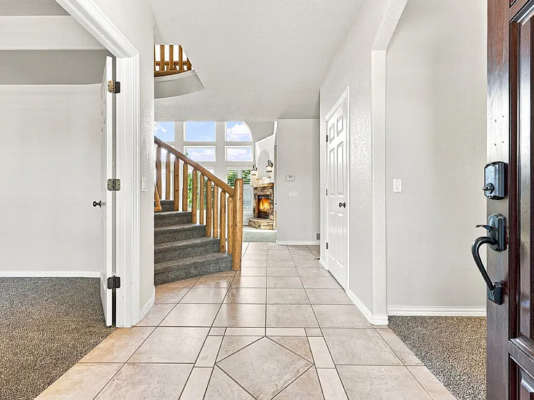 2425 Vanreen Dr — Photo 2