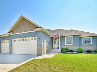 5870 Wydown Dr, Grand Forks, ND 58201