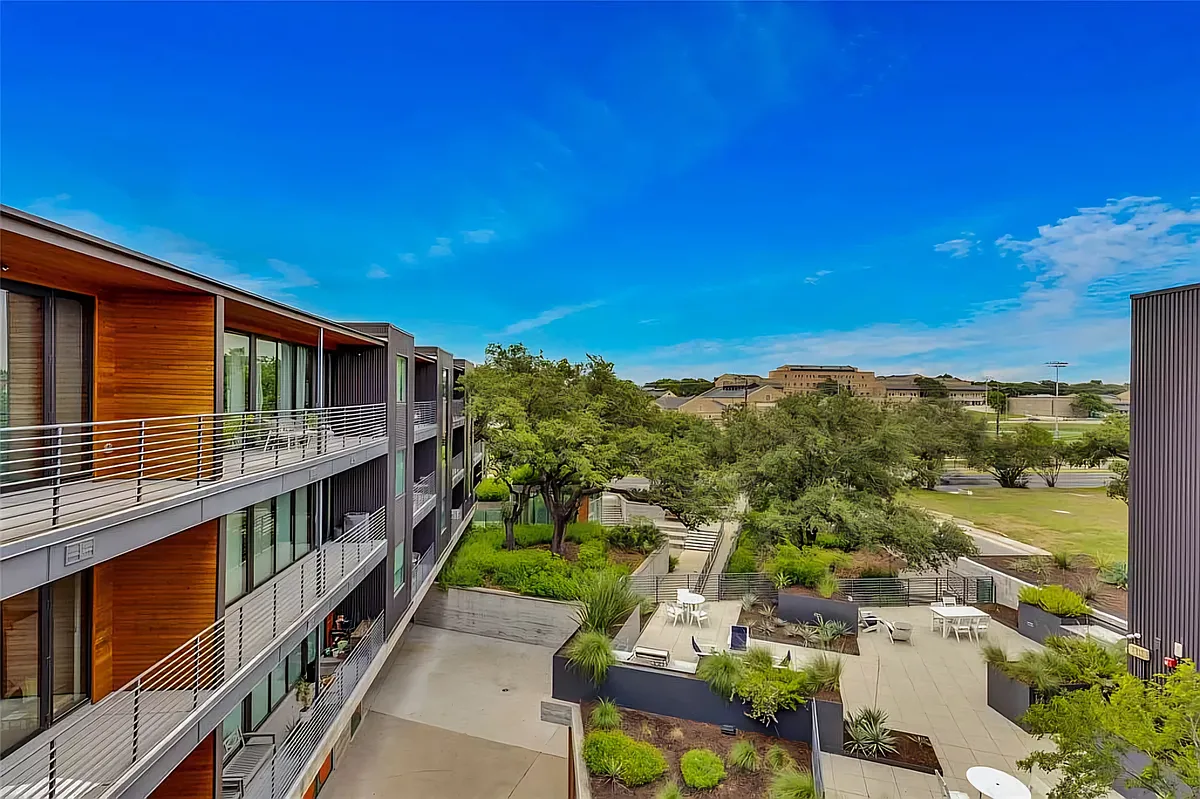 Beautiful quiet live / work condo walking distance to downtown. - 900 S 1st St #420