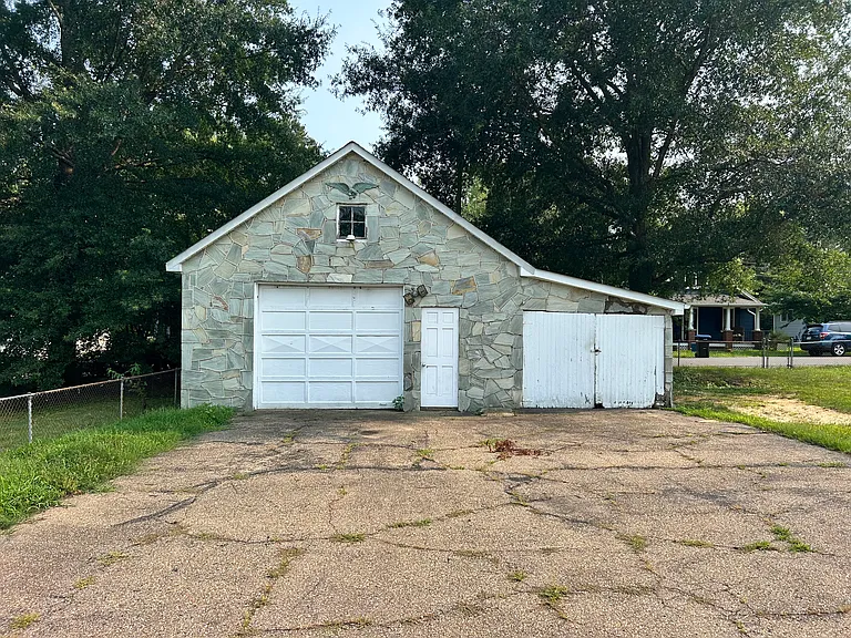 112 Gibson St — Photo 2