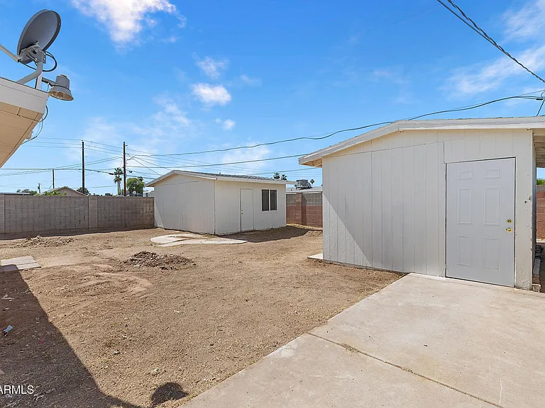 2246 W Sierra St — Photo 41