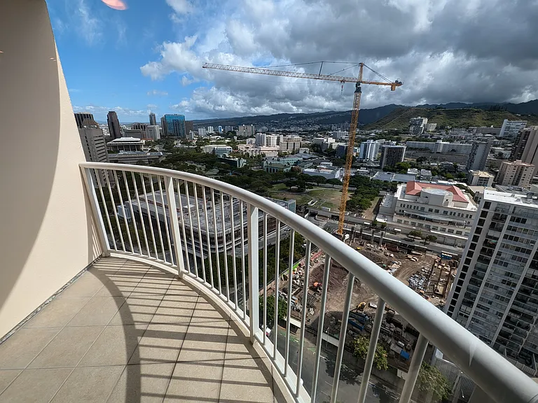 Straub is building a parking garage topping out at 20 floors. Punchbowl view remains intact.