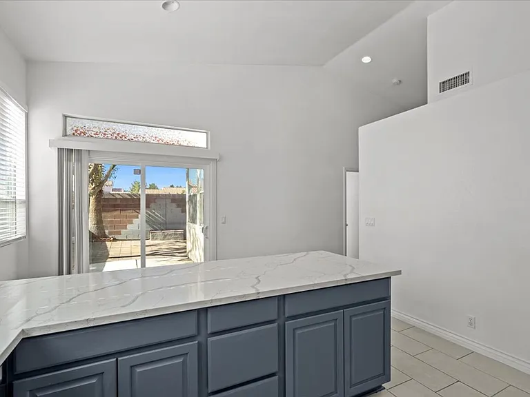 8137 Dartmoor Ave — Photo 9