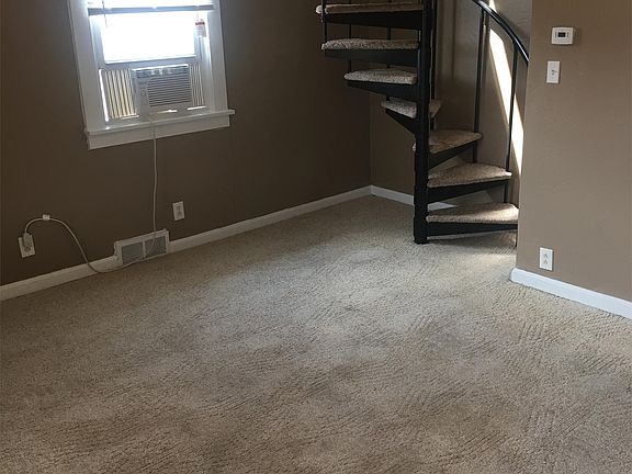 Living area, access to 3rd floor