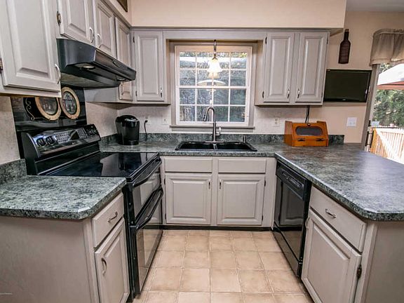 4th image of 648 Clifton Ave