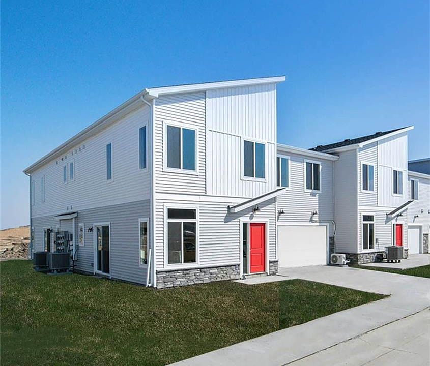 1st image of 833 NE Iris Ave