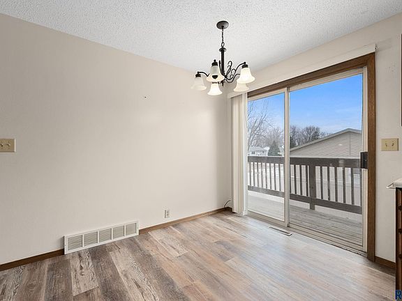 5th image of 401 N Meyer Ln