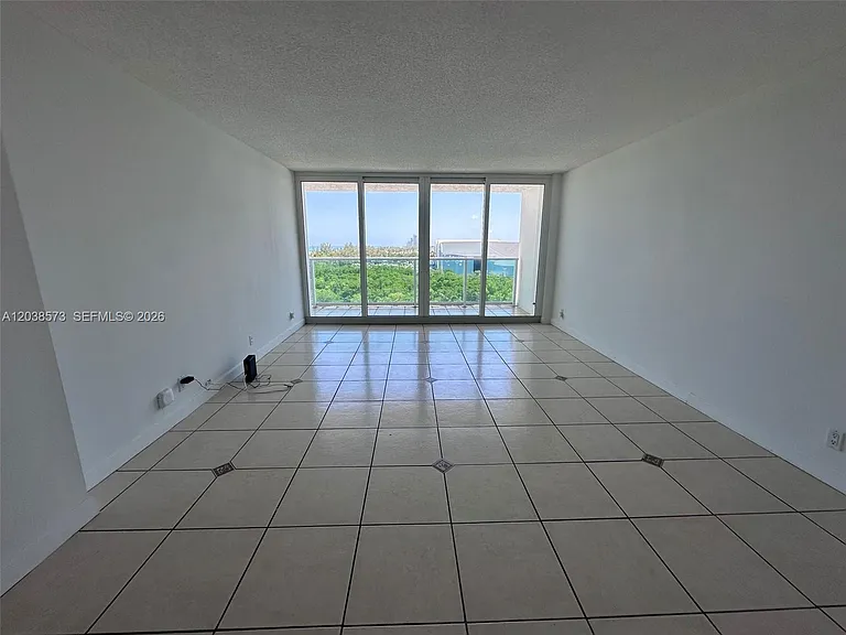 100 Bayview Dr #823 — Photo 4