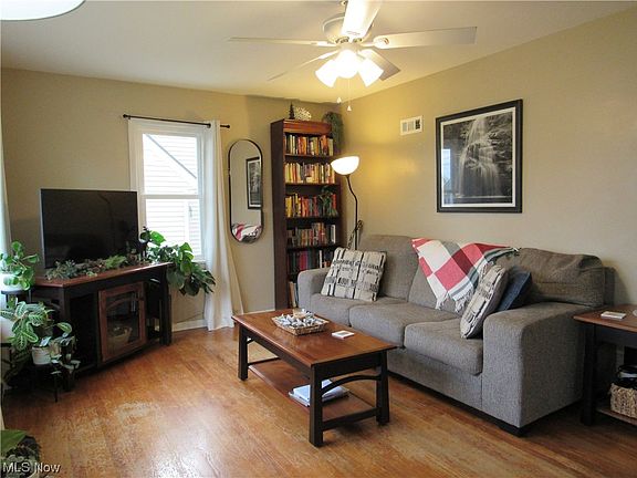 2nd image of 722 Lincoln St