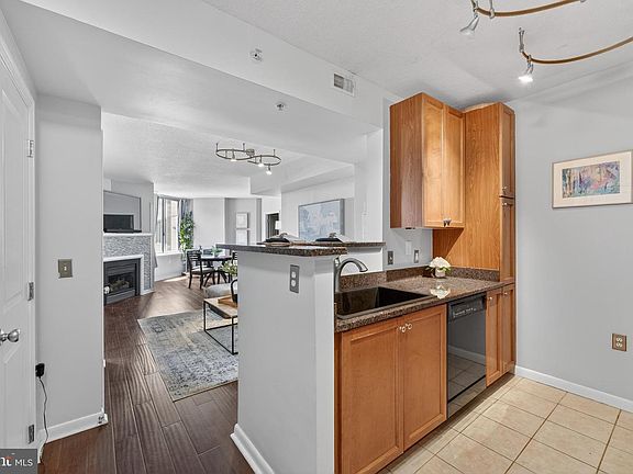 5th image of 851 N Glebe Rd APT 1301