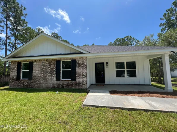 811 Dicks St, Waveland, MS 39576
