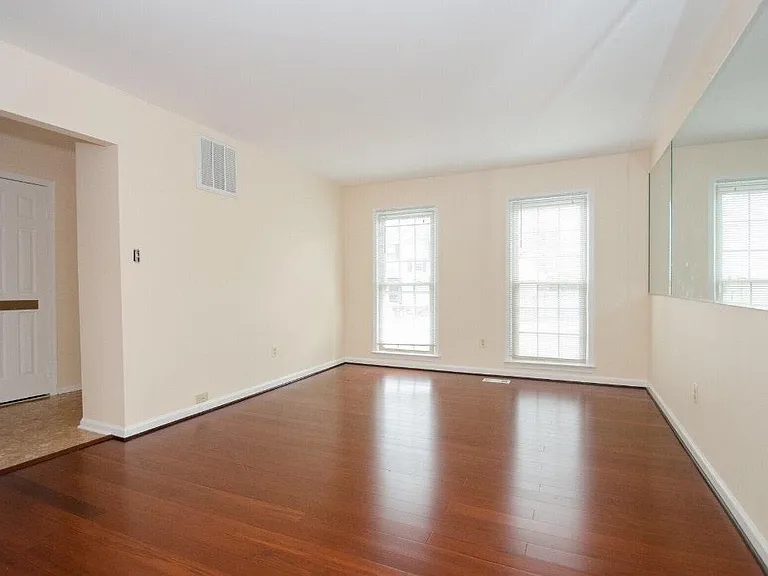 10336 Hampshire Green Ave — Photo 6