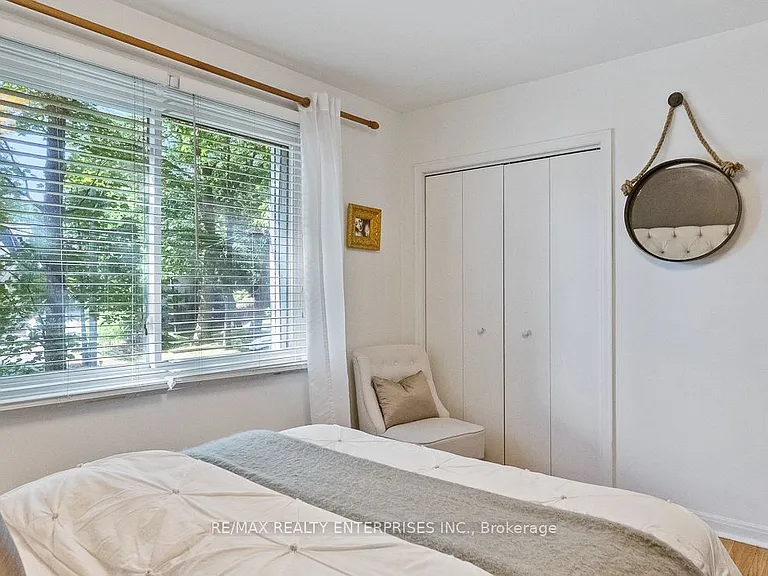 1373 Queen Victoria Ave — Photo 29