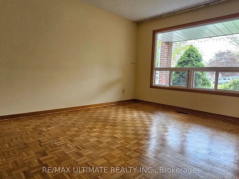 1282 Dexter Cres #MAIN FLOOR — Photo 12
