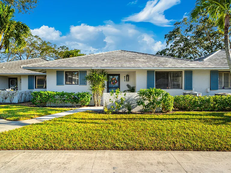 913 Club Dr — Photo 2